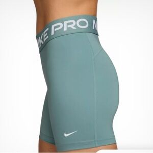 Nike Pro 365 5” womens shorts NWT